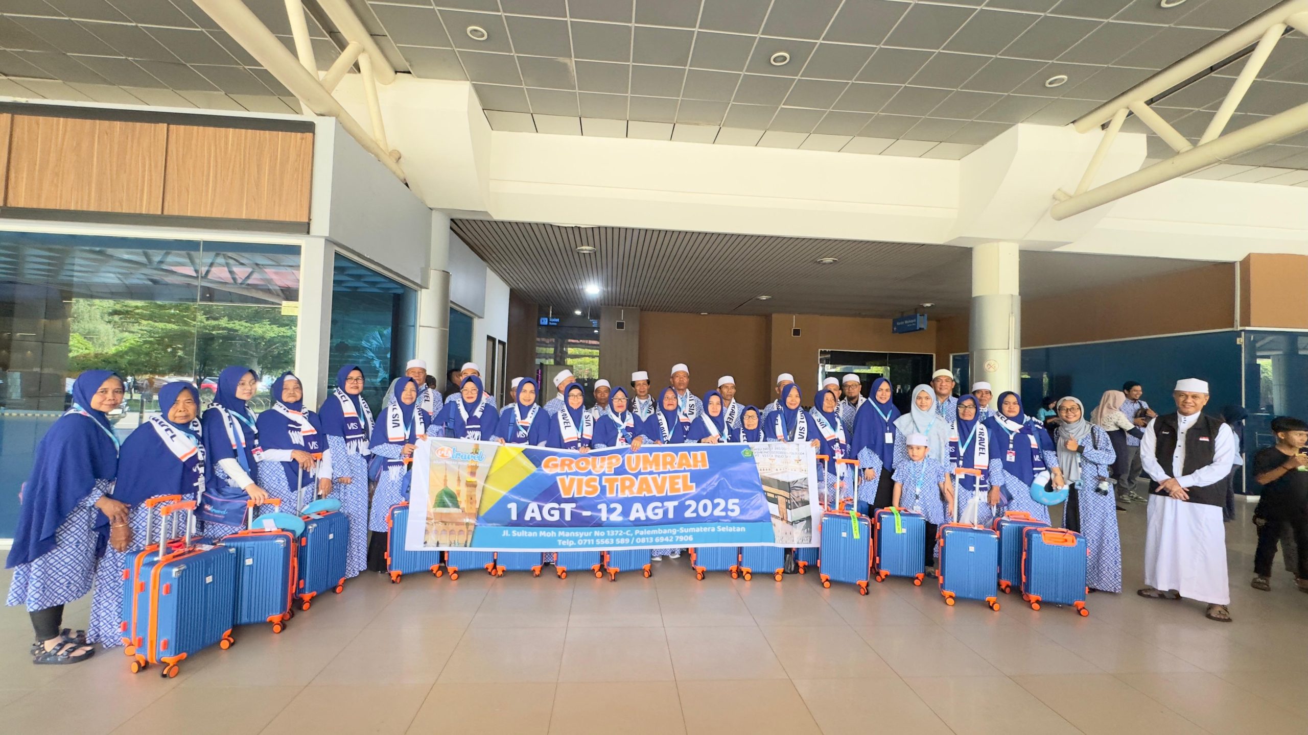 Kehangatan sambut 35 Jamaah Umrah Vis Travel, 1 Agt 2025 sebanyak 35 jamaah umrah dari kota Palembang dan Daerah yang bergabung dalam kloter ke-1 Vis Travel hari Jumat, 1 Agt 2025, resmi diberangkatkan menujuh Tanah Suci Makkah & Madinah. Keberangkatan ini ditandai dengan seremoni pelepasan yang penuh haru dan doa di Bandara Sultan Mahmud Badaruddin II. Alhamdulillah, hari ini kami kembali dipercaya untuk memberangkatkan 35 Tamu Allah, Kami berpesan agar para jamaah senantiasa menjaga persatuan, menjalankan rukun dan wajib umrah dengan khusyuk, dan kembali ke tanah air dengan predikat umrah yang mabrur, Aamiin. kloter ini dijadwalkan menunaikan ibadah umrah selama 12 hari...
