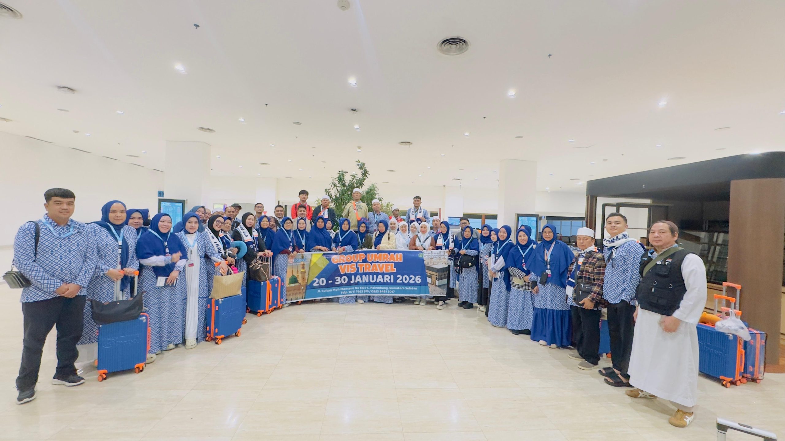 Membuka lembaran 2026 dengan langkah terbaik menuju Baitullah 🕋✨ Bismillah, perjalanan spiritual perdana tahun ini dimulai dari sini, Bandara, menuju Tanah Suci. Bismillah!" Group perdana Keberangkatan Group Umrah 20 Jan 2026 tahun ini siap berangkat! Satu tujuan, satu niat, menjemput Ridha Allah SWT, dari berbagai daerah, berkumpul dalam satu niat yang sama. Wajah-wajah penuh harap di keberangkatan perdana tahun ini. Semoga Allah mudahkan langkah setiap jamaah dalam rombongan kami & Semoga menjadi umrah yang makbul dan membawa perubahan baik bagi semua, Aamiin...